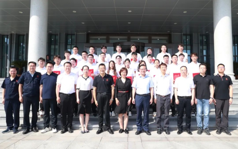 全国首次智能制造专业技术等级证书和职称认定证书颁发仪式在尊龙凯时人生就是搏集团举行