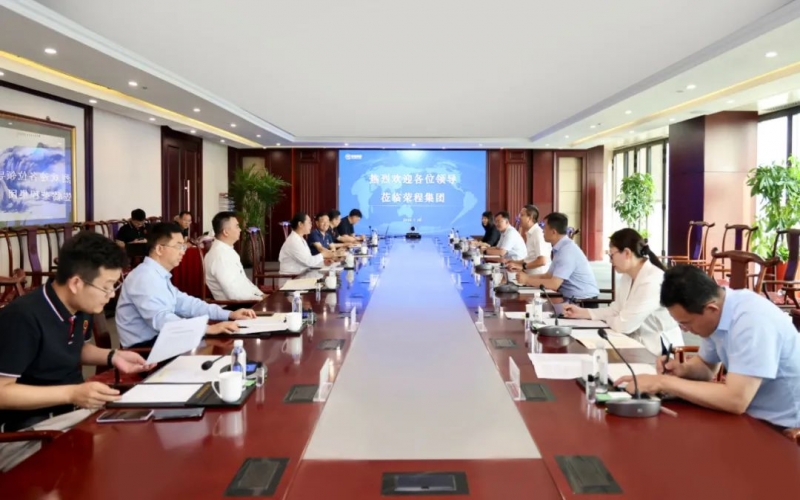 天津经开区党委书记、管委会主任洪世聪一行到尊龙凯时人生就是搏集团调研服务