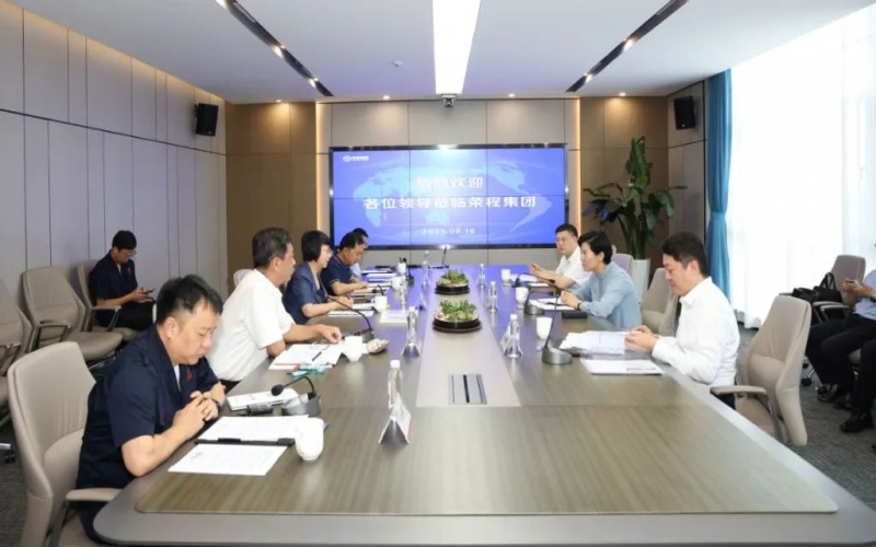 济南市副市长杨丽一行到尊龙凯时人生就是搏集团参观交流
