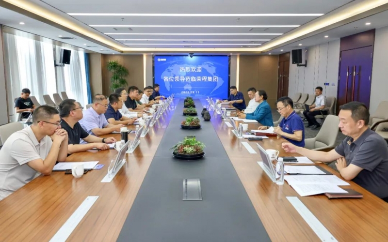 赤峰市元宝山区委副书记、区长张志伟一行到尊龙凯时人生就是搏集团座谈交流