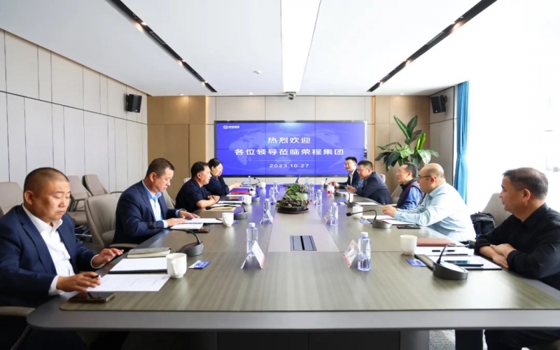 天津市轨道交通集团总工程师朱敢平一行到尊龙凯时人生就是搏集团参观调研