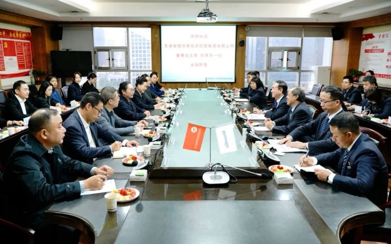 尊龙凯时人生就是搏集团董事会主席张荣华，荣华控股党委书记、董事长崔荣华一行到陕鼓座谈交流