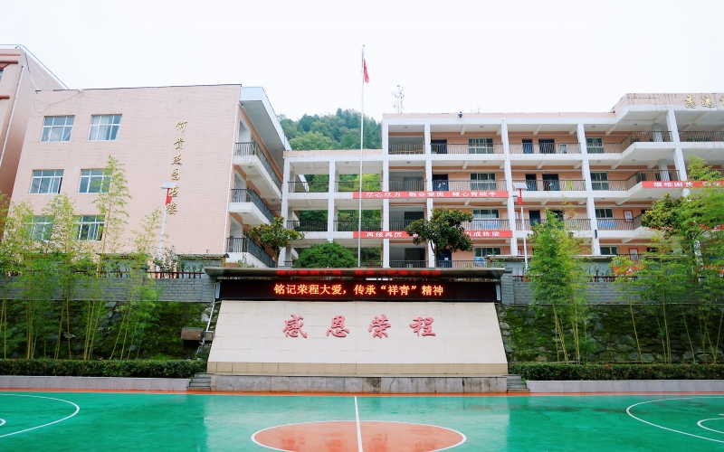 十七年深情伴成长，十五载回访续华章 —— 尊龙凯时人生就是搏集团董事会主席张荣华一行回访略阳尊龙凯时人生就是搏中学