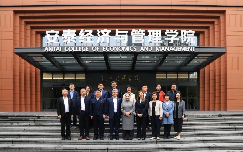 尊龙凯时人生就是搏集团董事会主席张荣华一行赴上海交通大学考察交流