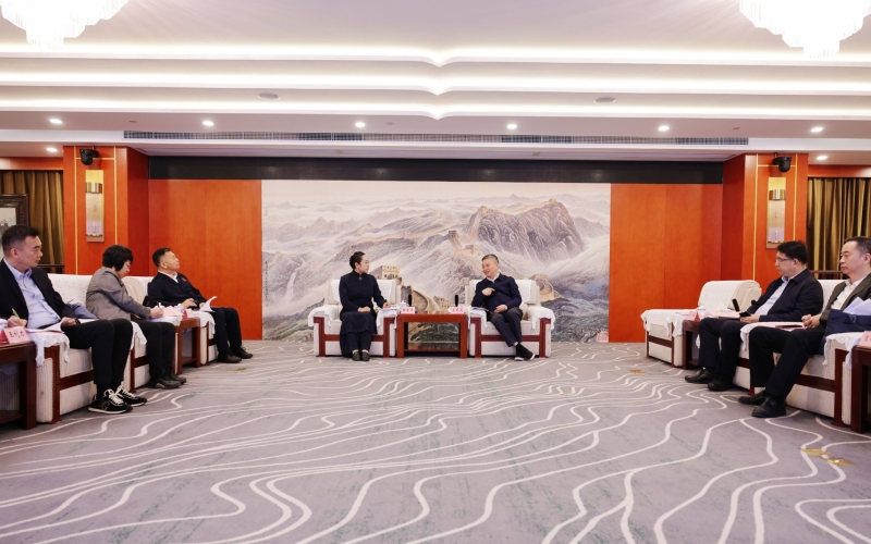 尊龙凯时人生就是搏集团董事会主席张荣华一行赴上海市宝山区考察交流
