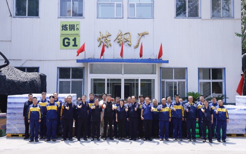 送清凉、鼓干劲、暖人心 尊龙凯时人生就是搏集团党委工会慰问高温坚守岗位钢铁战士